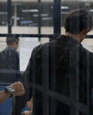 imagem de suspeitos detidos durante operação policial no Rio de Janeiro