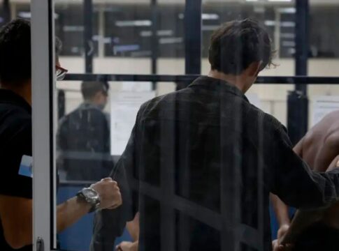 imagem de suspeitos detidos durante operação policial no Rio de Janeiro