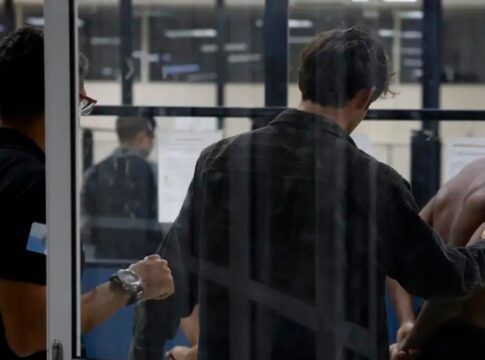 imagem de suspeitos detidos durante operação policial no Rio de Janeiro