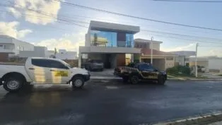 imagem mostra viaturas da PF e da CGU durante operação policial