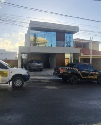 imagem mostra viaturas da PF e da CGU durante operação policial