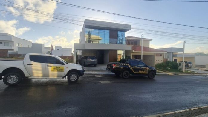 imagem mostra viaturas da PF e da CGU durante operação policial