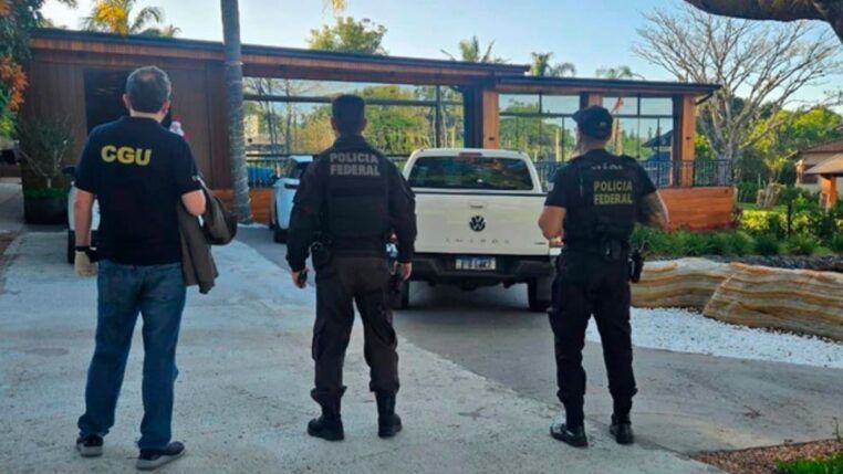 imagem de operação da Polícia Federal e CGU contra desvios em contratos de saúde