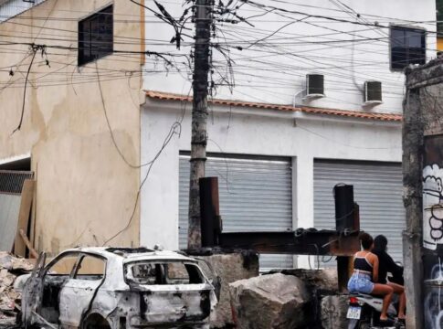 Carcaça de carro incendiado durante operação policial no Rio de Janeiro bloqueia rua