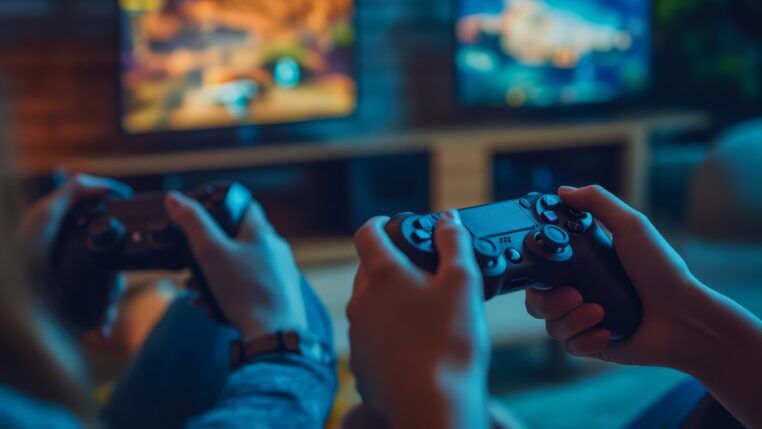 Em imagem ilustrativa, jovens jogam videogame.