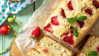 Em imagem ilustrativa, panetone de morango servido para o Natal.