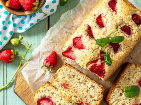 Em imagem ilustrativa, panetone de morango servido para o Natal.