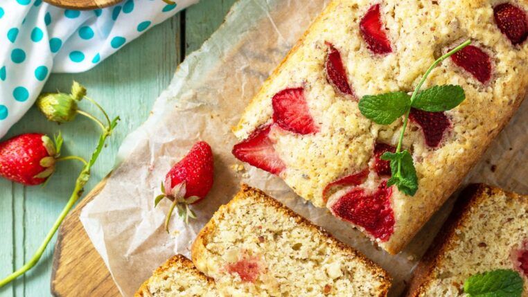 Em imagem ilustrativa, panetone de morango servido para o Natal.