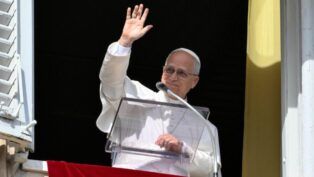 Papa Leão XVI acenando da janela