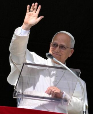 Papa Leão XVI acenando da janela