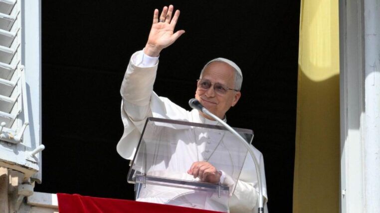 Papa Leão XVI acenando da janela