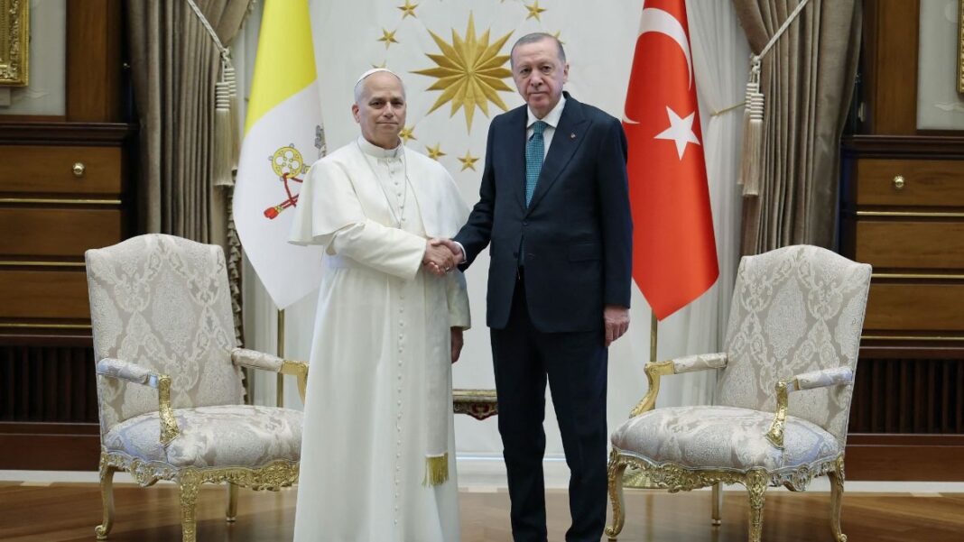 imagem do Papa Leão 14 na Turquia