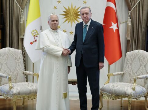imagem do Papa Leão 14 na Turquia