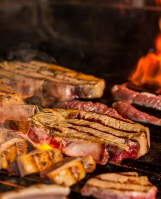 Imagem ilustrativas de carnes assando em uma churrasqueira