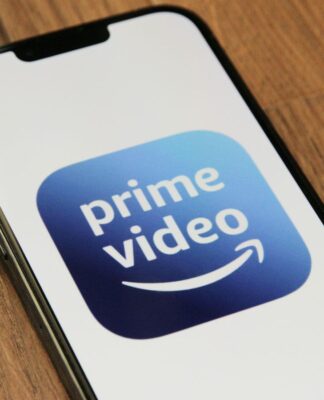 Imagem ilustrativa de um celular com a logo do Prime Video.