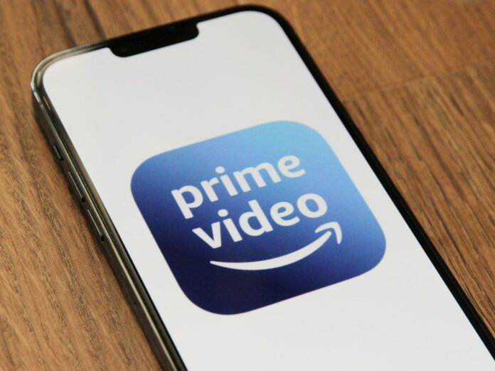 Imagem ilustrativa de um celular com a logo do Prime Video.