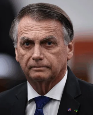Imagem foca no rosto do ex-presidente Jair Bolsonaro.
