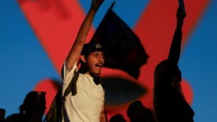 Um manifestante de punho erguido grita palavras de ordem no México, em protesto contra o governo local