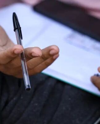 imagem de pessoa fazendo prova