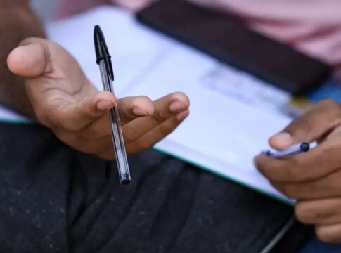 imagem de pessoa fazendo prova