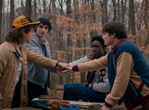 Em imagem o quarteto principal de Stranger Things estão concordando com plano para matar Vecna
