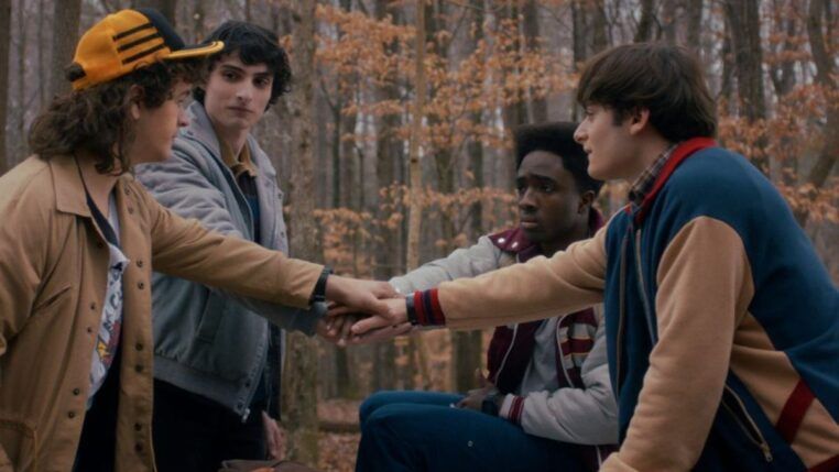 Em imagem o quarteto principal de Stranger Things estão concordando com plano para matar Vecna