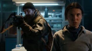 Em imagem do trailer da quinta temporada, Eleven e seu pai se prepara para batalha final