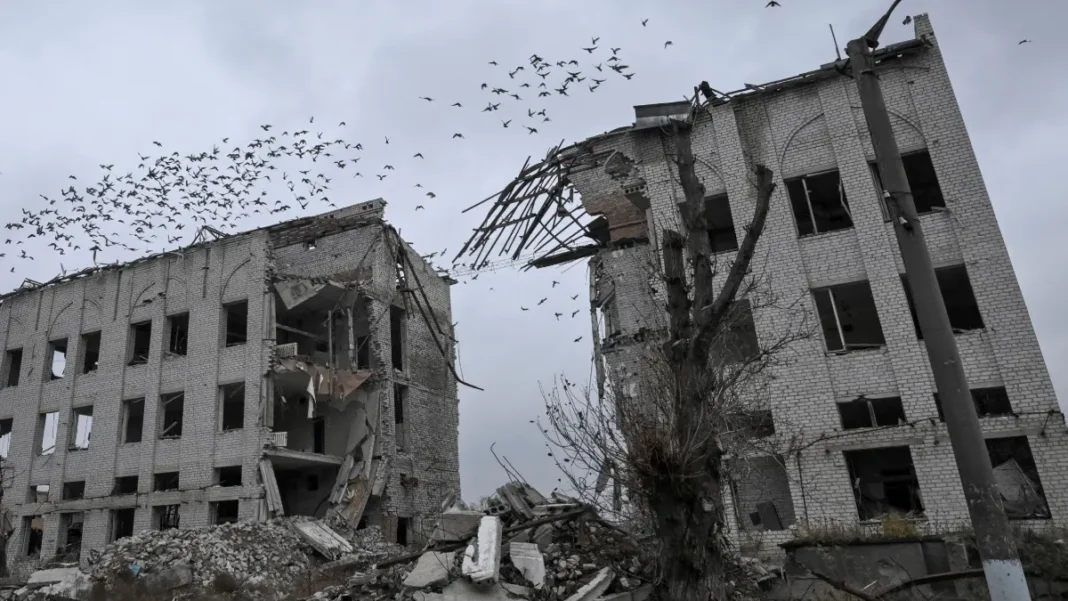 Prédio destruído após ataque com drones e mísseis russos à Ucrânia