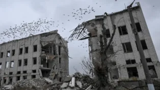 Prédio destruído após ataque com drones e mísseis russos à Ucrânia