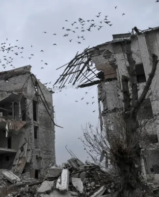 Prédio destruído após ataque com drones e mísseis russos à Ucrânia