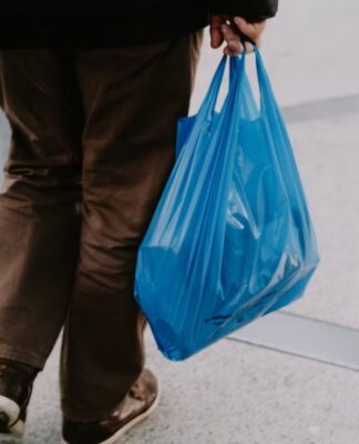 Sacola plástica + detergente: o truque que viralizou na limpeza