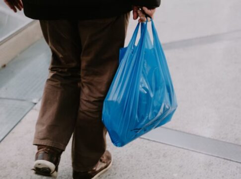 Sacola plástica + detergente: o truque que viralizou na limpeza