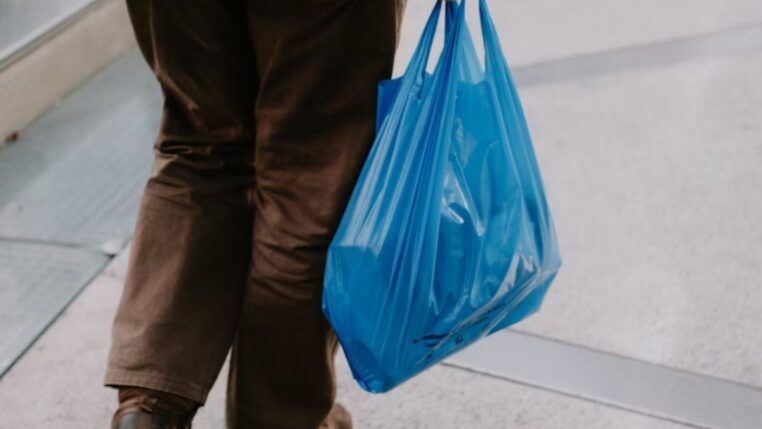 Sacola plástica + detergente: o truque que viralizou na limpeza