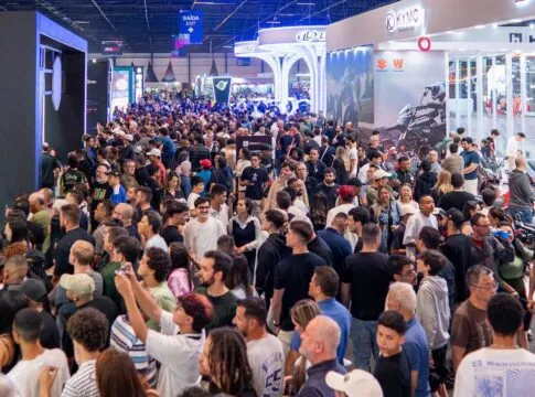 imagem do público durante o Salão do Automóvel