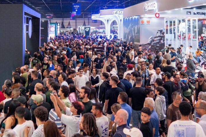 imagem do público durante o Salão do Automóvel