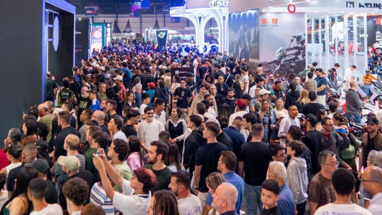 imagem do público durante o Salão do Automóvel