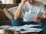 Em imagem ilustrativa, homem faz análise de suas dívidas