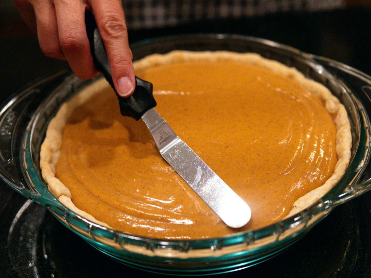 Imagem ilustrativa de uma torta doce sendo montada