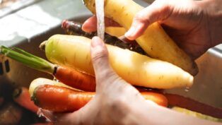 Em imagem ilustrativa, pessoa lava alimentos em água em abundância