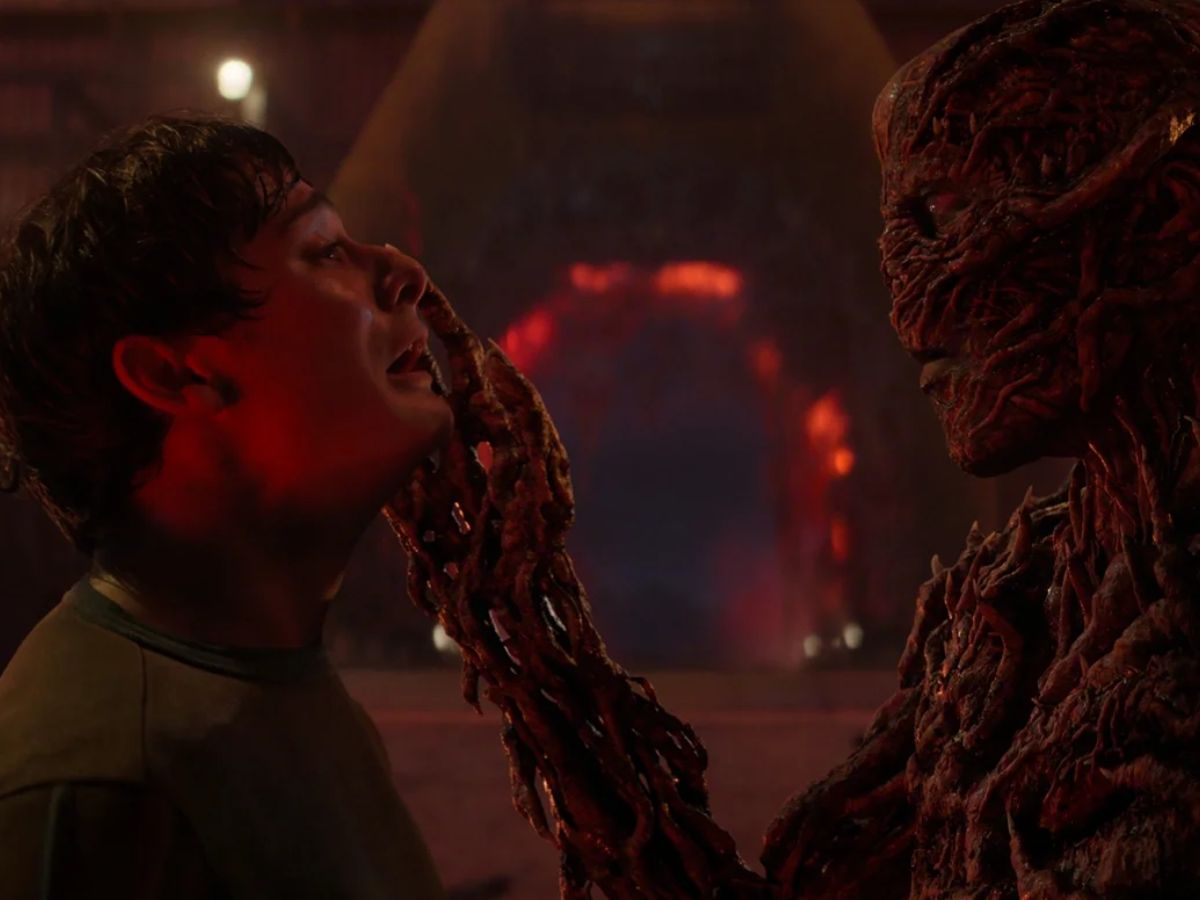 Na foto há um monstro tocando o rosto de um garoto assustado.