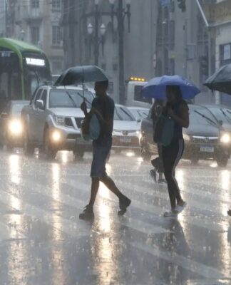 Imagem de pessoas andando na chuva em São Paulo