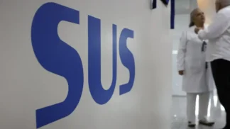 Parede com o logo do Sistema Único de Saúde (SUS) do Brasil