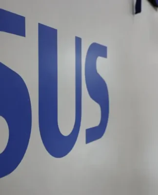 Parede com o logo do Sistema Único de Saúde (SUS) do Brasil