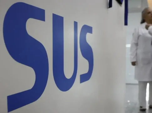 Parede com o logo do Sistema Único de Saúde (SUS) do Brasil