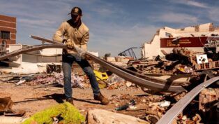 homem no meio dos escombros após tornado no Paraná