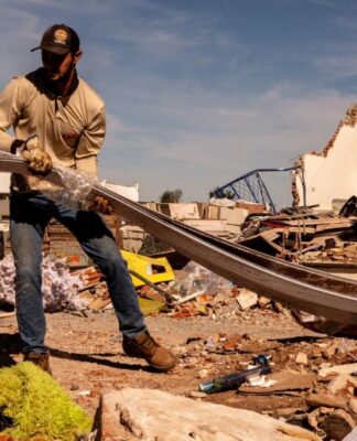 homem no meio dos escombros após tornado no Paraná