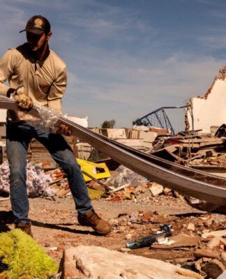 homem no meio dos escombros após tornado no Paraná