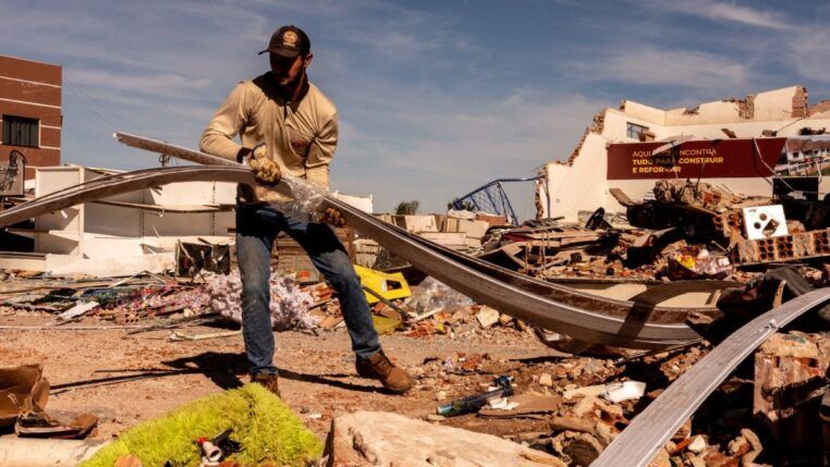 homem no meio dos escombros após tornado no Paraná