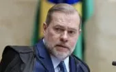 Esta é um close-up do Ministro do Supremo Tribunal Federal (STF), José Antonio Dias Toffoli, em um ambiente formal, provavelmente durante uma sessão plenária ou julgamento.