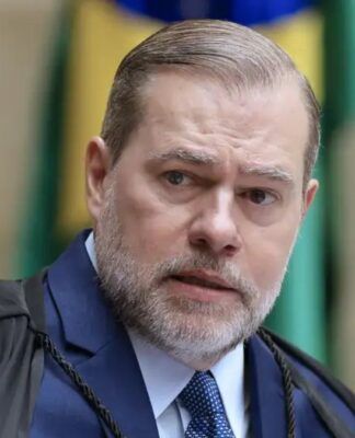 Esta é um close-up do Ministro do Supremo Tribunal Federal (STF), José Antonio Dias Toffoli, em um ambiente formal, provavelmente durante uma sessão plenária ou julgamento.